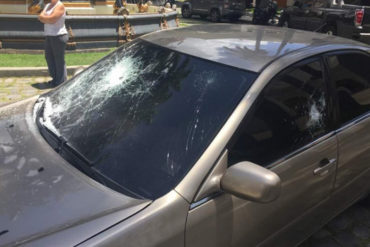 ¡SALVAJES! Así fue como una turba violenta le cayó a batazos al carro de Julio Borges este #5Jul (+Video)