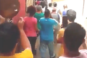 ¡DIGNIDAD! En el Barrio La Lucha corrieron a chavistas que ofrecían cajas CLAP por apoyo a Constituyente (Videos)