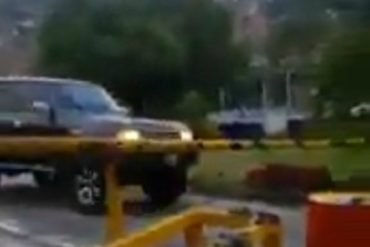 ¡QUÉ HORROR! Hombre en camionetota arremetió contra una barricada en Terrazas del Ávila #20Jul (+Video)