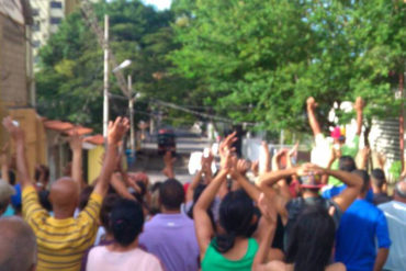 ¡ANARQUÍA DESATADA! Manifestantes sacaron material electoral de dos escuelas en Barquisimeto