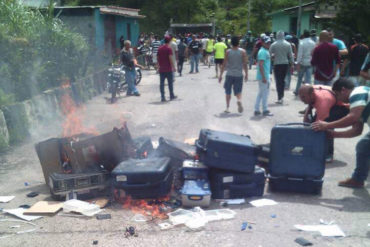 ¡NO COMEN CUENTO! Sometieron al Plan República y quemaron máquinas electorales en Pregonero, estado Táchira