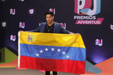 ¡NO SE LO PIERDA! Chyno llegó con la bandera de 7 estrellas de Venezuela a la alfombra de Premios Juventud
