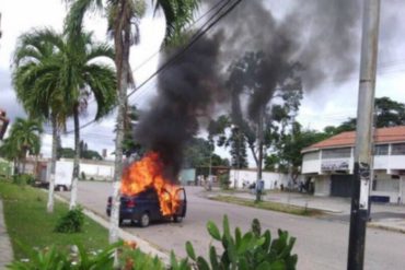 ¡REPARTIENDO PAZ! Colectivos incendiaron vehículos de habitantes de la urbanización La Mora 2 en La Victoria