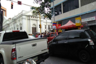 ¡EMPEZARON LOS ATAQUES! Colectivos rodean la Asamblea Nacional y niegan acceso a la prensa