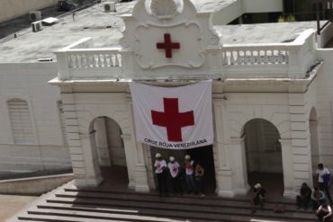 ¡QUÉ MARAVILLA! Colectivos dispararon frente a la Cruz Roja en La Candelaria y la PNB bien, gracias