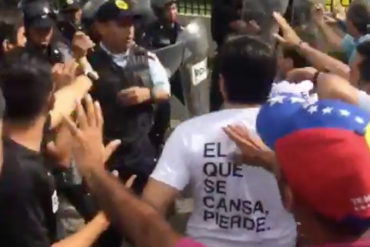 ¡NO HAY MIEDO! Ciudadanos intentaron sacar de una patrulla a manifestantes detenidos injustamente (+Video)