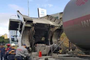 ¡LO ÚLTIMO! Se incendió gandola de Pdvsa cargada de combustible en la Francisco Fajardo