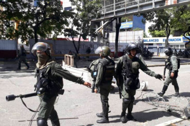 ¡SALVAJES! GNB dispara lacrimógenas en Bello Campo y arremete contra periodistas #28Jul (Fotos+Videos)