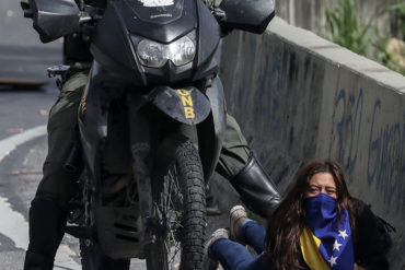 ¡COBARDES! GNB fue pillado pateando por la espalda a una mujer en el suelo desde su moto (+Foto)