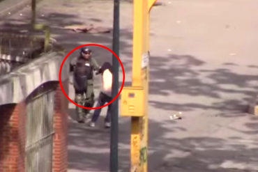 ¡RUIN! Pillaron a funcionario de la GNB golpeando y robando a manifestante en Los Dos Caminos (+Video)