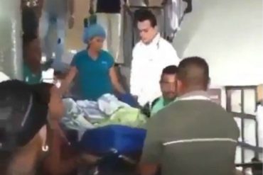 ¡EN UN PAÍS PETROLERO! Así trasladaron a un niño en hospital de Bolívar por falta de ascensor