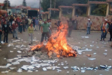 ¡PUEBLO MOLESTO! En Queniquea, Táchira, interceptaron camión del Plan República y quemaron el material electoral (+Video)