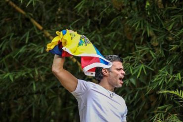 ¡RESTEADO! Leopoldo López desafía al régimen y salió desde el balcón de su casa, bandera en mano (Video)