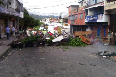 ¡BLOQUEADAS LAS VÍAS! Amanecieron cerrados los accesos hacia Las Minas de Baruta este #20Jul