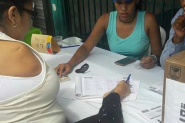 ¡AQUÍ NO HAY EXCUSAS! Mujer con discapacidad firmó con el pie en consulta popular contra Constituyente