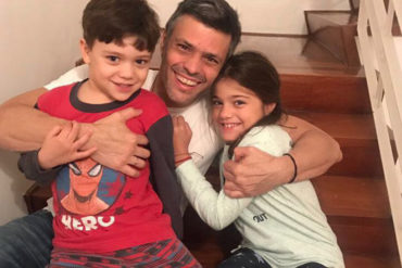 ¡IMAGEN DEL DÍA! La primera foto de Leopoldo López tras salir de Ramo Verde a casa por cárcel