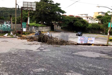 ¡EN PIE DE LUCHA! Sectores de El Hatillo amanecen trancados y con calles desoladas (+Video)