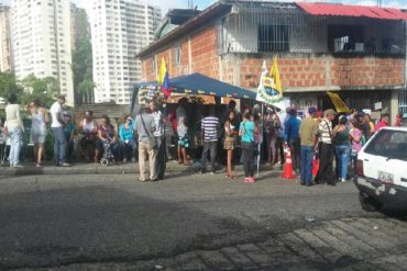 ¡ESTAS SÍ SON COLAS SABROSAS! Largas filas en Petare para votar en el #Plebiscito16J (+Fotos)