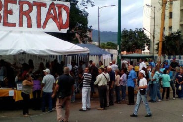 ¡LA GENTE SALIÓ SIN MIEDO! Venezolanos en La Pastora participan en el plebiscito de este #16Jul