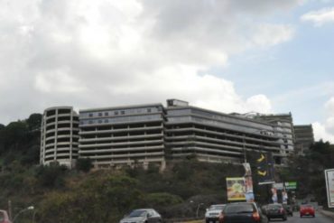 ¡QUÉ HORROR! Reportan bombardeo con lacrimógenas en estacionamiento de la Policlínica Metropolitana