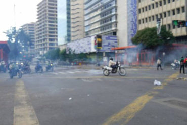 ¡SIN MIEDO! Con una barricada de ladrillos trancaron Altamira este #28Jul (+Fotos)