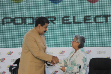 ¡TRISTE SHOW! Al grito de «victoria popular», Lucena entregó a Maduro el primer boletín de la constituyente (+Video)