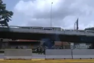 ¡ATENCIÓN! Comienzan a reprimir trancazo en la autopista Francisco Fajardo este #10Jul (+Video)