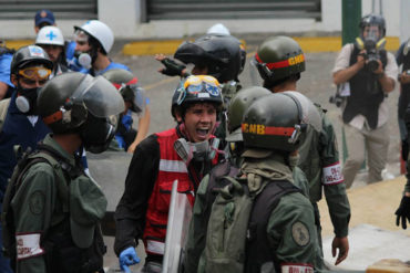 ¡BESTIAS UNIFORMADAS! GNB golpeó y robó insumos a paramédicos que atendían a heridos en Bello Campo