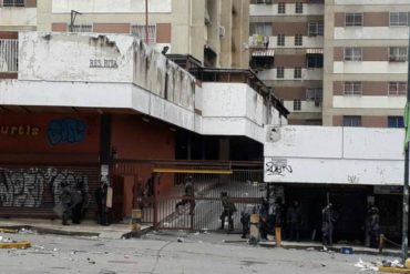 ¡QUÉ ABUSO! PNB irrumpió en residencias de Los Ruices para destruir carros y ventanas: reportan robo de motos