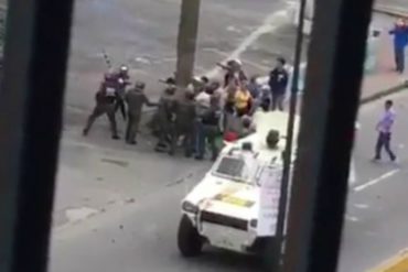 ¡BUEN TRABAJO! Manifestantes evitaron que se llevaran a un joven detenido (+Video)