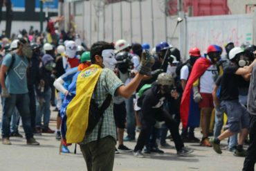 ¡URGENTE! Colectivos dispararon contra barricada e hirieron de gravedad a un manifestante en Puerto Ordaz