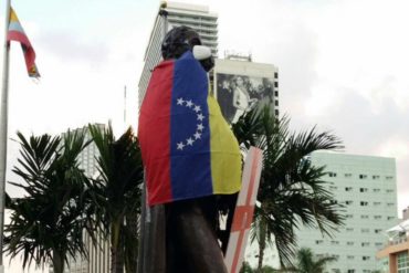 ¡TE LO MOSTRAMOS! Así se vio la estatua de Simón Bolívar en Miami este #5Jul