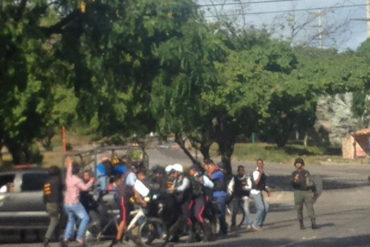 ¡LO ÚLTIMO! Reportan allanamientos y al menos 5 detenidos durante enfrentamientos en El Cardenalito #24Jul (Fotos + Video)