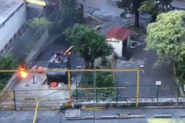 ¡BATALLA CAMPAL! Así impidieron los vecinos de “Los Verdes” el ingreso de una tanqueta al edificio (+Video)