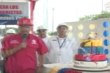 ¿RECORDAR ES VIVIR? A Chávez le picaron una torta y le cantaron cumpleaños en Carabobo (+Video)