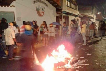 ¡RECHAZO TOTAL! Vecinos sacaron y quemaron material electoral en centro de votación en Ejido, Mérida (FOTOS)