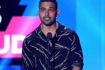 ¡SOLIDARIO! Wilmer Valderrama en Premios Juventud: Venezuela, estoy contigo