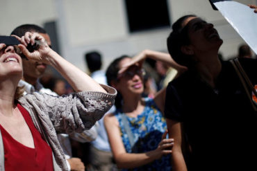 ¡NO SE LO PELARON! Los venezolanos improvisaron sus «filtros especiales» para ver el eclipse (FOTOS)