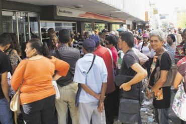 ¡SOLO EN VENEZUELA! Pensionados reciben pagos fallos y en billetes de Bs.10 (y los comerciantes no los aceptan)