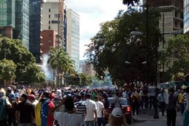 ¡ÚLTIMA HORA! Reprimen marcha de la oposición en Chacaíto: reportan 7 heridos