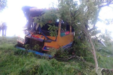 ¡ATENCIÓN! 9 heridos tras choque de autobús contra un árbol en la ARC (viajaban 70 estudiantes)