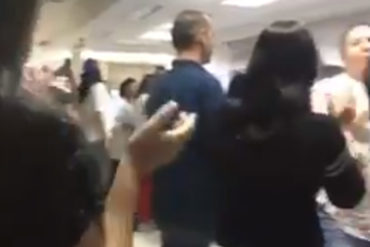 ¡LA CRISIS ESTÁ RUDA! “Queremos un avión”, lo que gritan los pasajeros varados en Maracaibo por cierre técnico de Aeropostal (+Video)