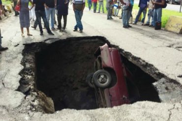 ¡LO ÚLTIMO! Vehículo queda atrapado en una tronera causada por las lluvias en Aragua