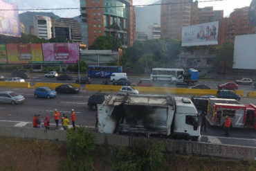 ¡ATENCIÓN! Camión recolector de basura se incendió en la autopista Francisco Fajardo