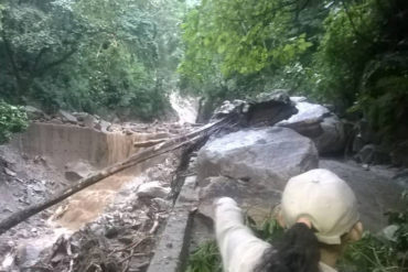 ¡LLUVIAS NO CESAN! Nuevo deslave bloquea totalmente carretera hacia Choroní (+Fotos)