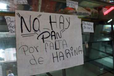 ¡TRISTE REALIDAD! La megacola para comprar pan en La Candelaria antes de las 6:00 am (+Video+qué indignación)
