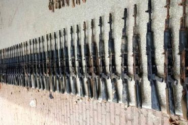 ¡EXPLOSIVO! Hallan en Valencia 45 fusiles que habrían sido robados en asalto al Fuerte Paramacay