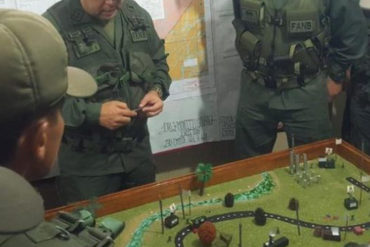 ¡TIEMBLEN, GRINGOS! Con maqueta “tipo colegio” FANB muestra su “plan secreto” de defensa ante posible invasión de EE.UU.