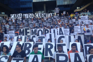 ¡ENTÉRESE! Comienza concentración por los caídos y presos políticos en Parque Cristal (Fotos+Videos)