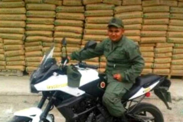 ¡MÍRELO! Militar usa sus redes sociales para vender sacos de cemento